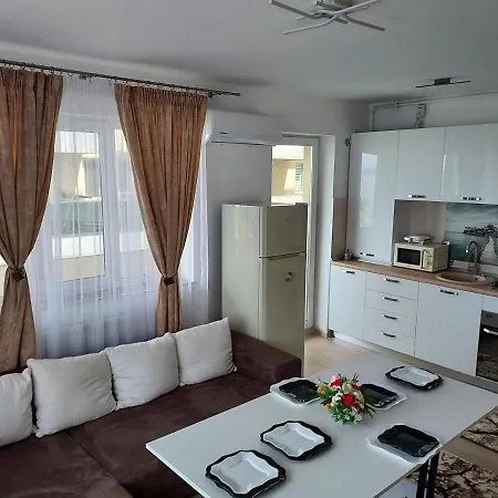 Mona * Mamaia